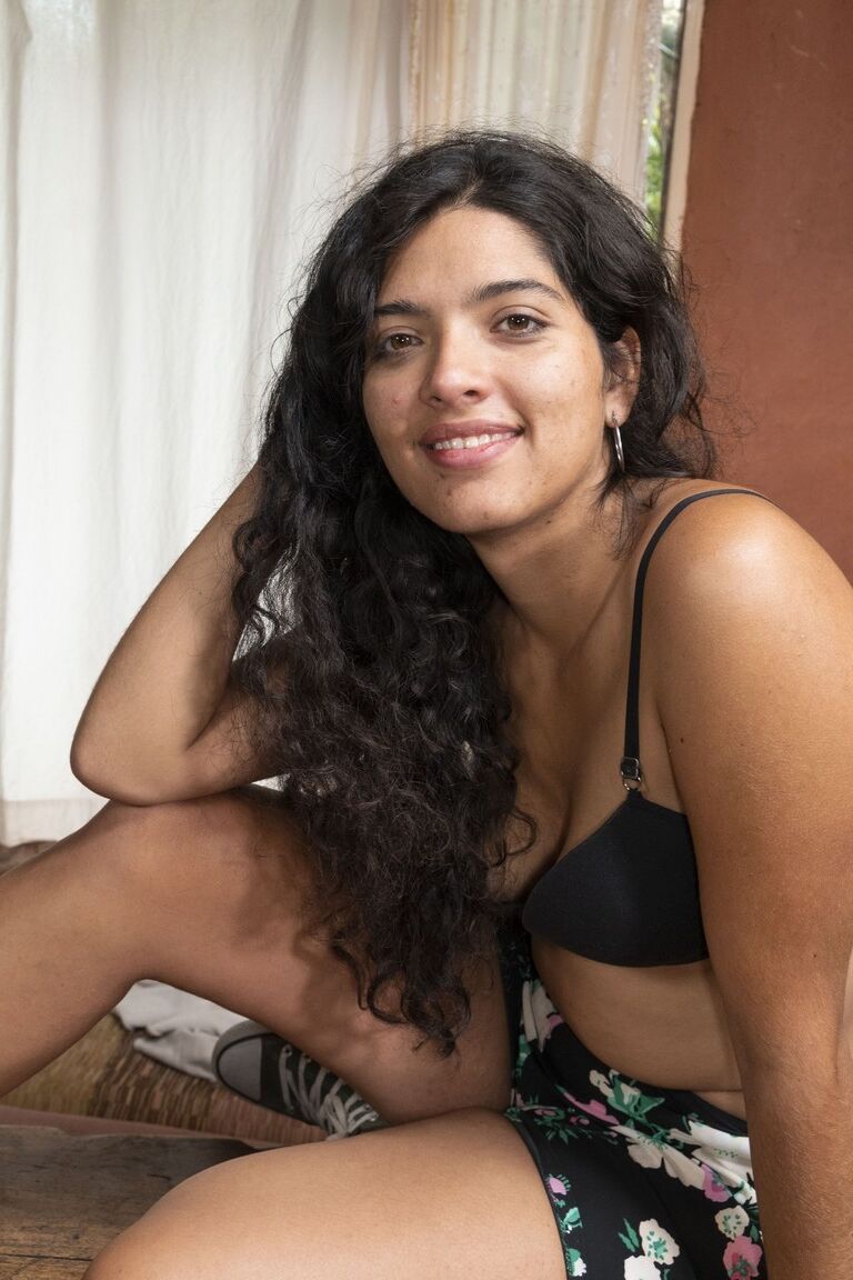 21P Morena com um sorriso sexy Maria F abre bem as pernas para mostrar sua bucetinha peluda