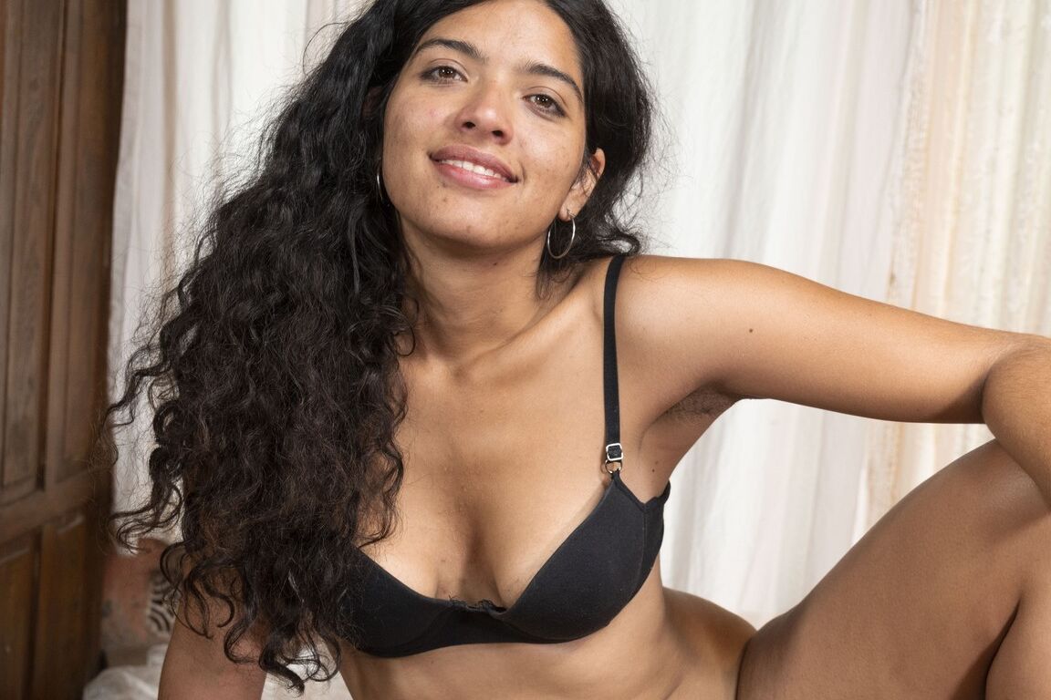 21P Morena com um sorriso sexy Maria F abre bem as pernas para mostrar sua bucetinha peluda
