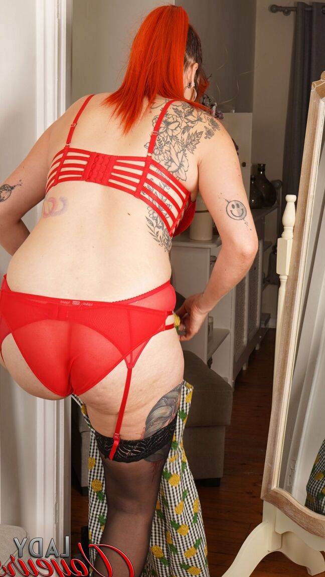 21P A hippie gostosa Auburn Fox se despe para mostrar seu corpo sexy tatuado em lingerie