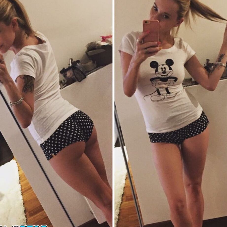 12P A gostosa e linda Angel Piaf tira uma foto para capturar sua bunda firme e sexy
