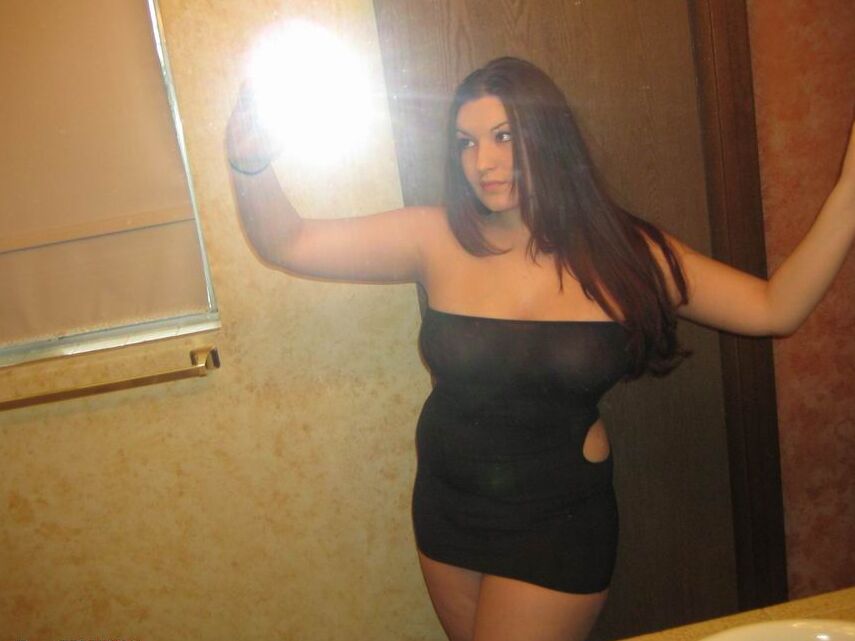 12P Les énormes seins de Kaylas sortent de sa robe noire de salope.