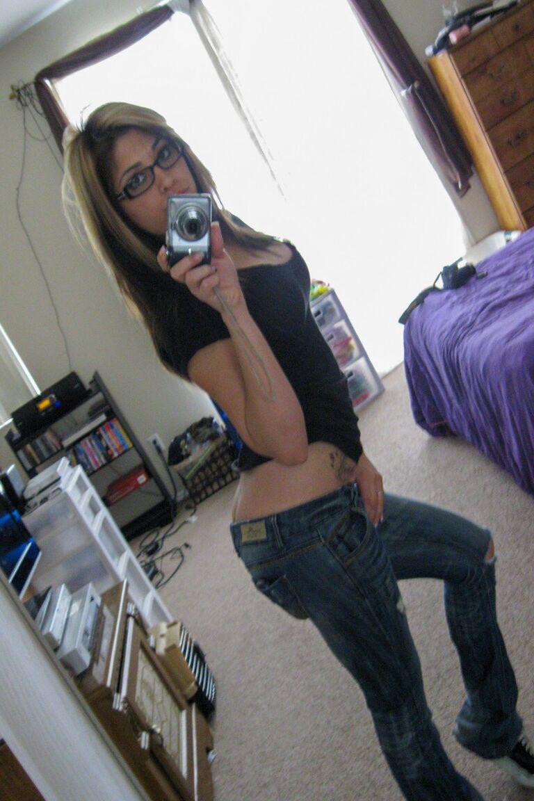 21P Breana, une jeune amateur à lunettes, se déshabille et s'amuse avec ses fesses rondes.