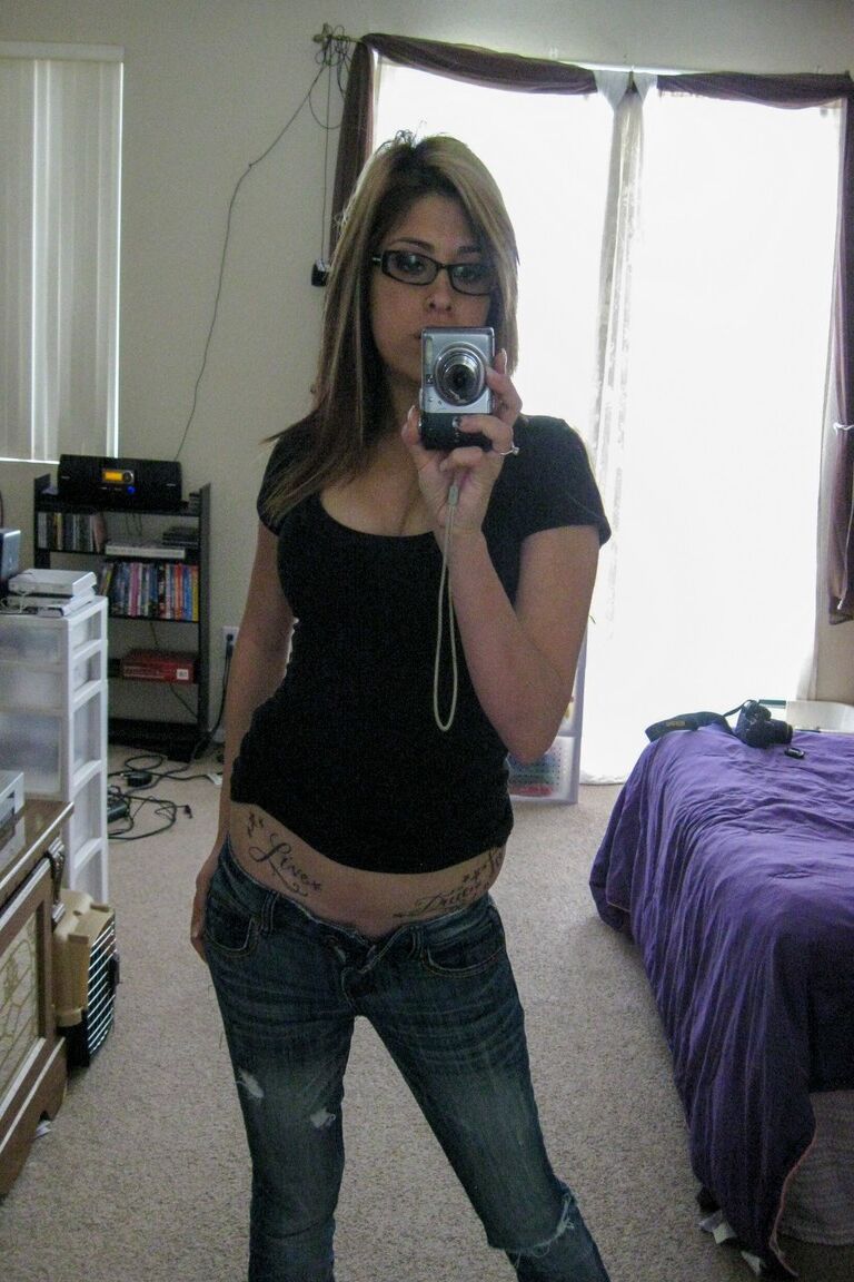 21P Breana, une jeune amateur à lunettes, se déshabille et s'amuse avec ses fesses rondes.