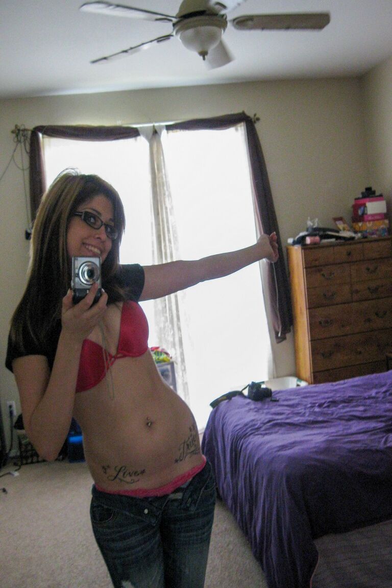 21P Breana, une jeune amateur à lunettes, se déshabille et s'amuse avec ses fesses rondes.