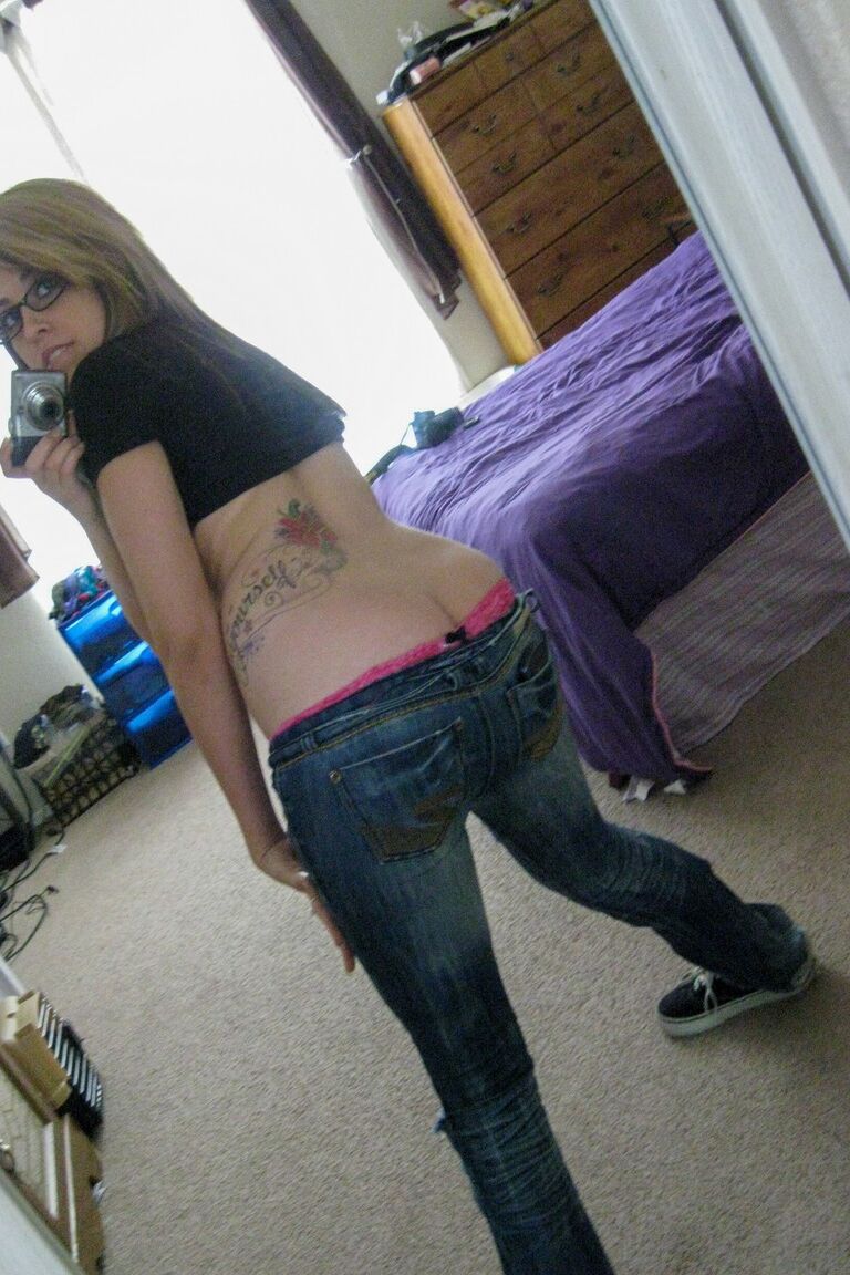 21P Breana, une jeune amateur à lunettes, se déshabille et s'amuse avec ses fesses rondes.