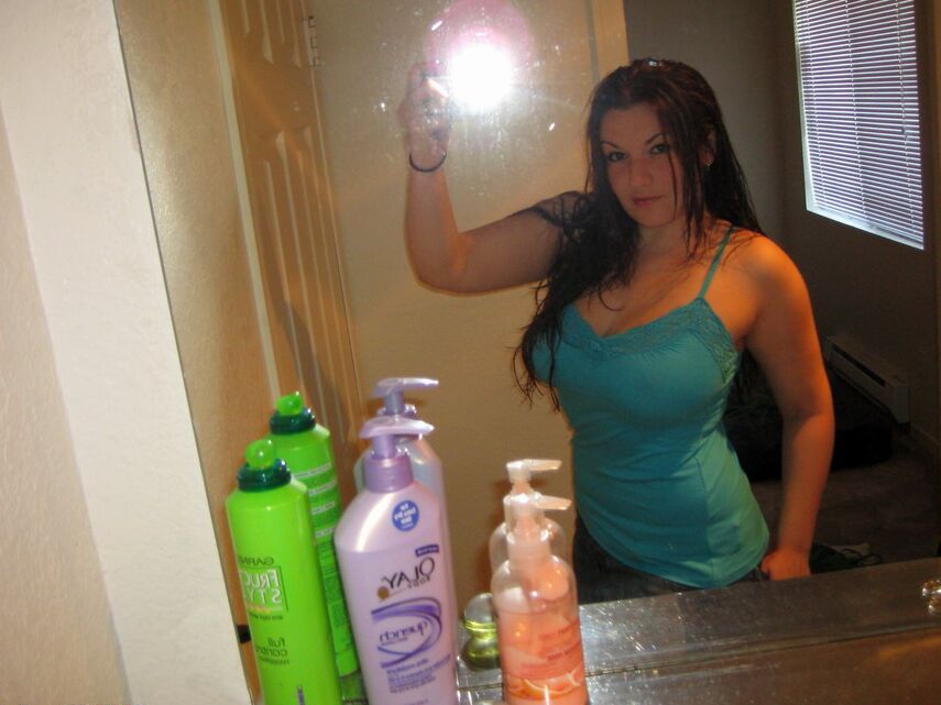 12P Kayla aprieta sus enormes y turgentes tetas DD juntas
