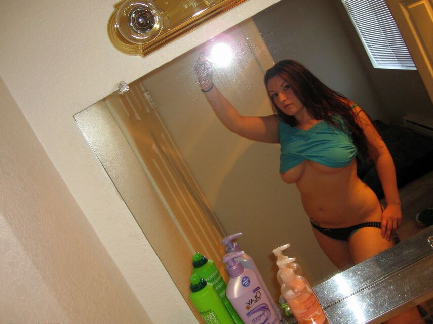 12P Kayla aprieta sus enormes y turgentes tetas DD juntas