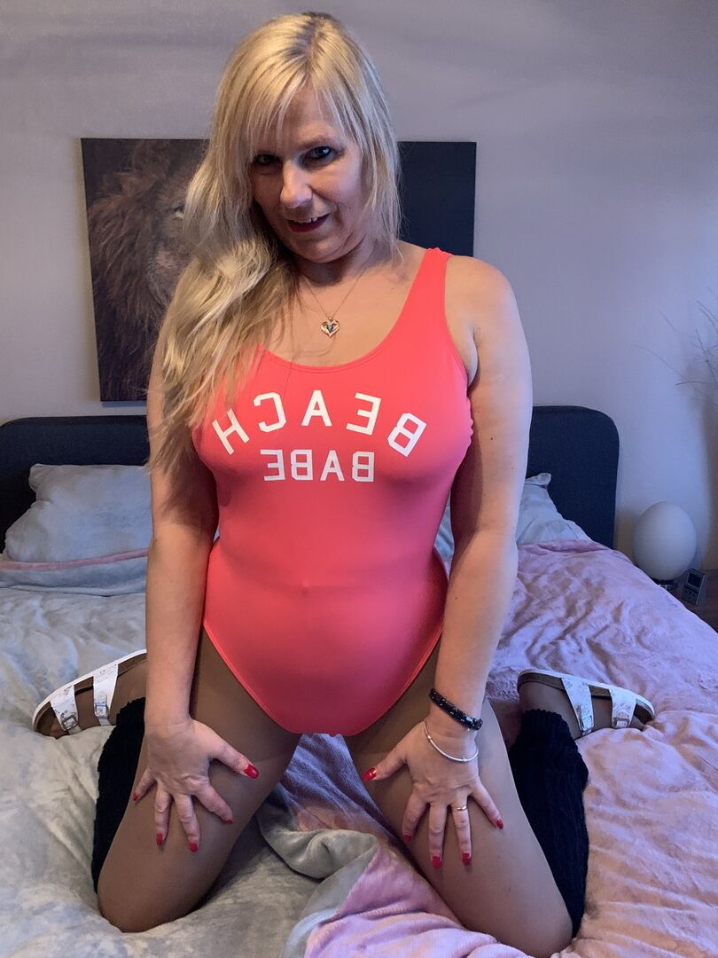 16P Loira madura Sweet Susi tira o maiô para ficar nua na cama