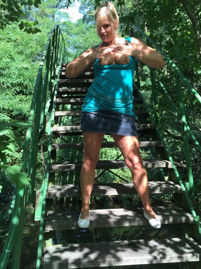 20P Die blonde Amateurin Sweet Susi hebt ihr Kleid auf der Treppe im Freien über ihren Arsch