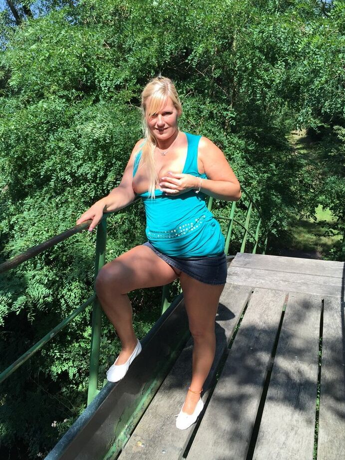20P Die blonde Amateurin Sweet Susi hebt ihr Kleid auf der Treppe im Freien über ihren Arsch