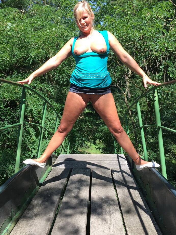 20P Die blonde Amateurin Sweet Susi hebt ihr Kleid auf der Treppe im Freien über ihren Arsch