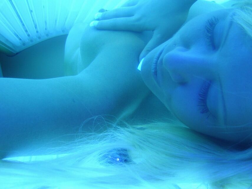 12P Monroe tira fotos de si mesma nua na cama de bronzeamento artificial