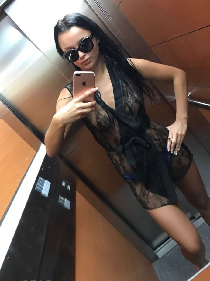 12P Распутная брюнетка Дафна Клайд фотографирует свою обнаженную горячую задницу