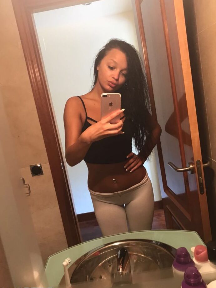 12P Распутная брюнетка Дафна Клайд фотографирует свою обнаженную горячую задницу