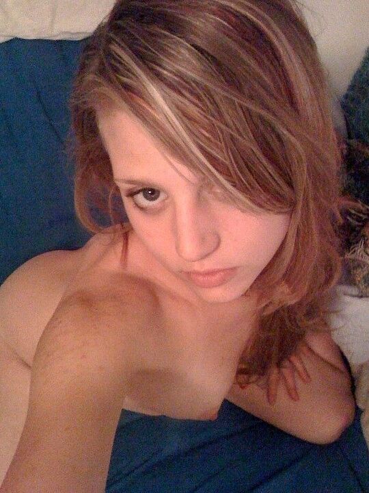 21P Nena universitaria delgada se toma selfies de su cuerpo sexy y su coño calvo