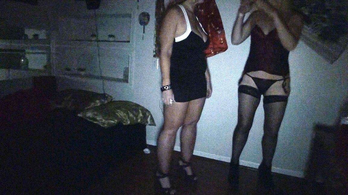 21P La zorra madura Dee Siren comparte varas con sus amigas Mia Sky