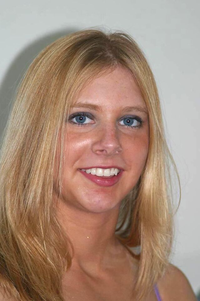 16P La rubia amateur Nicole se quita la lencería malva y los calcetines antes de mostrar su chocho