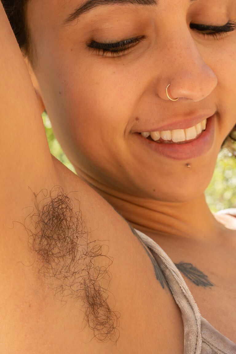 21P La jolie ébène Frankie se déshabille et révèle son corps poilu et tatoué dans la nature