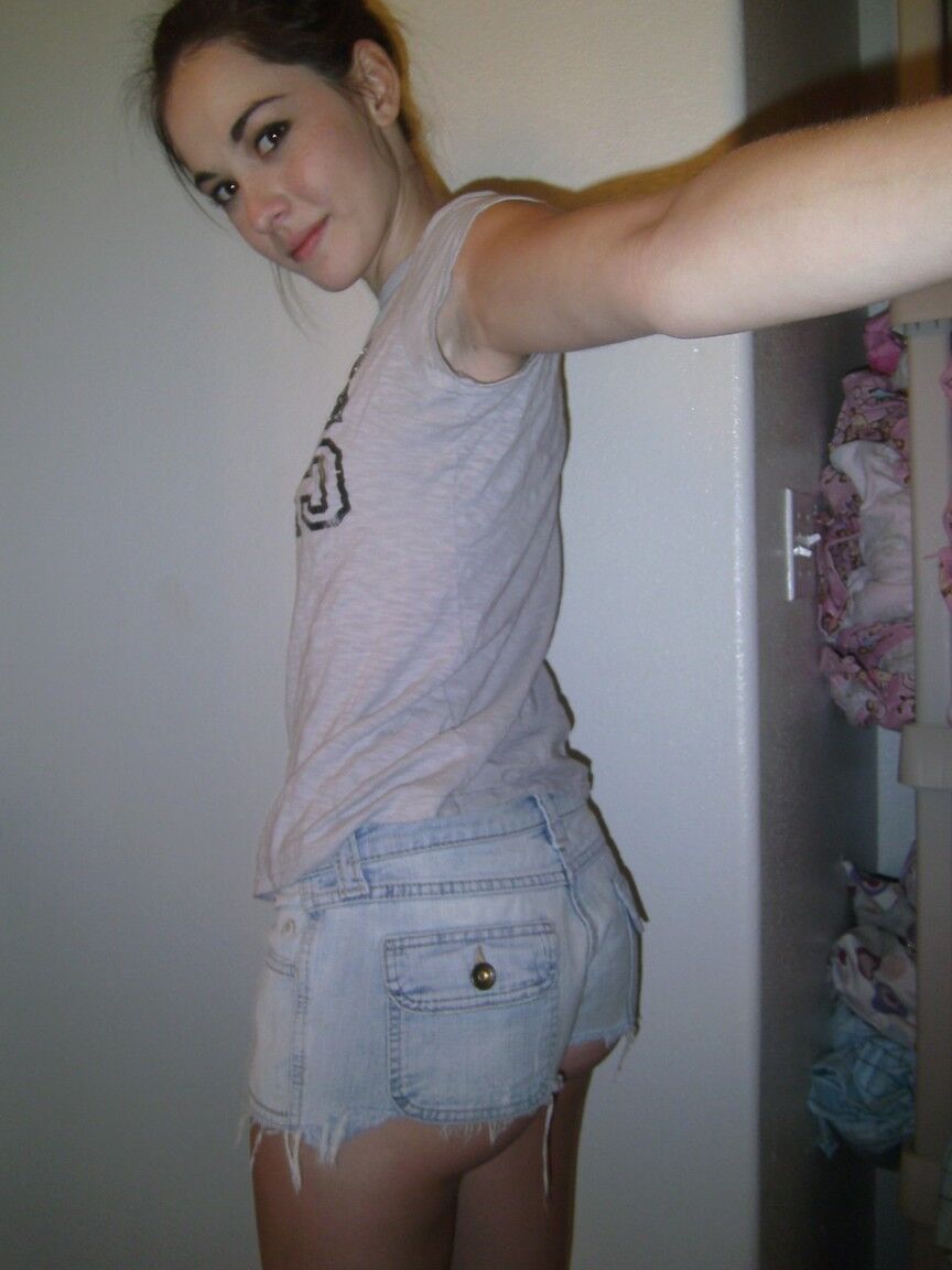 16P Sexy aluna Emily Gray tira uma selfie de seus peitos pequenos e buceta careca nua