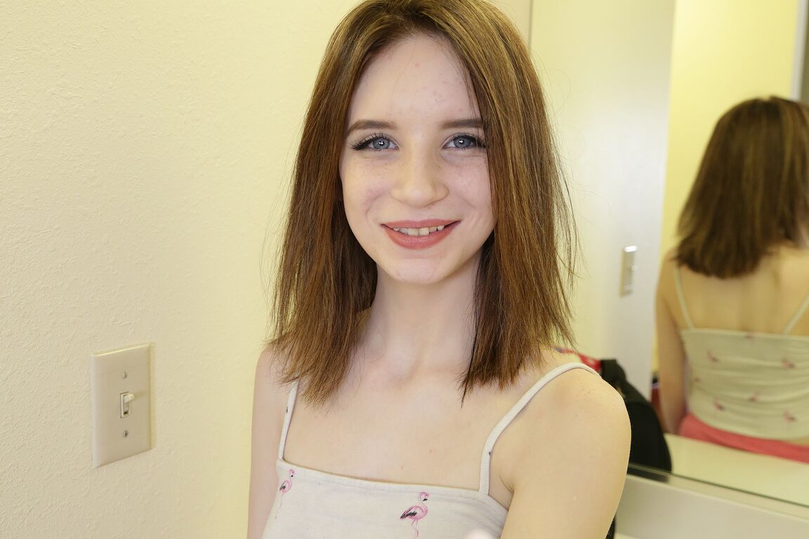 20P Teen Lily Moon lässt sich von ihrem Stiefbruder in POV die Möse reiben und entbeinen