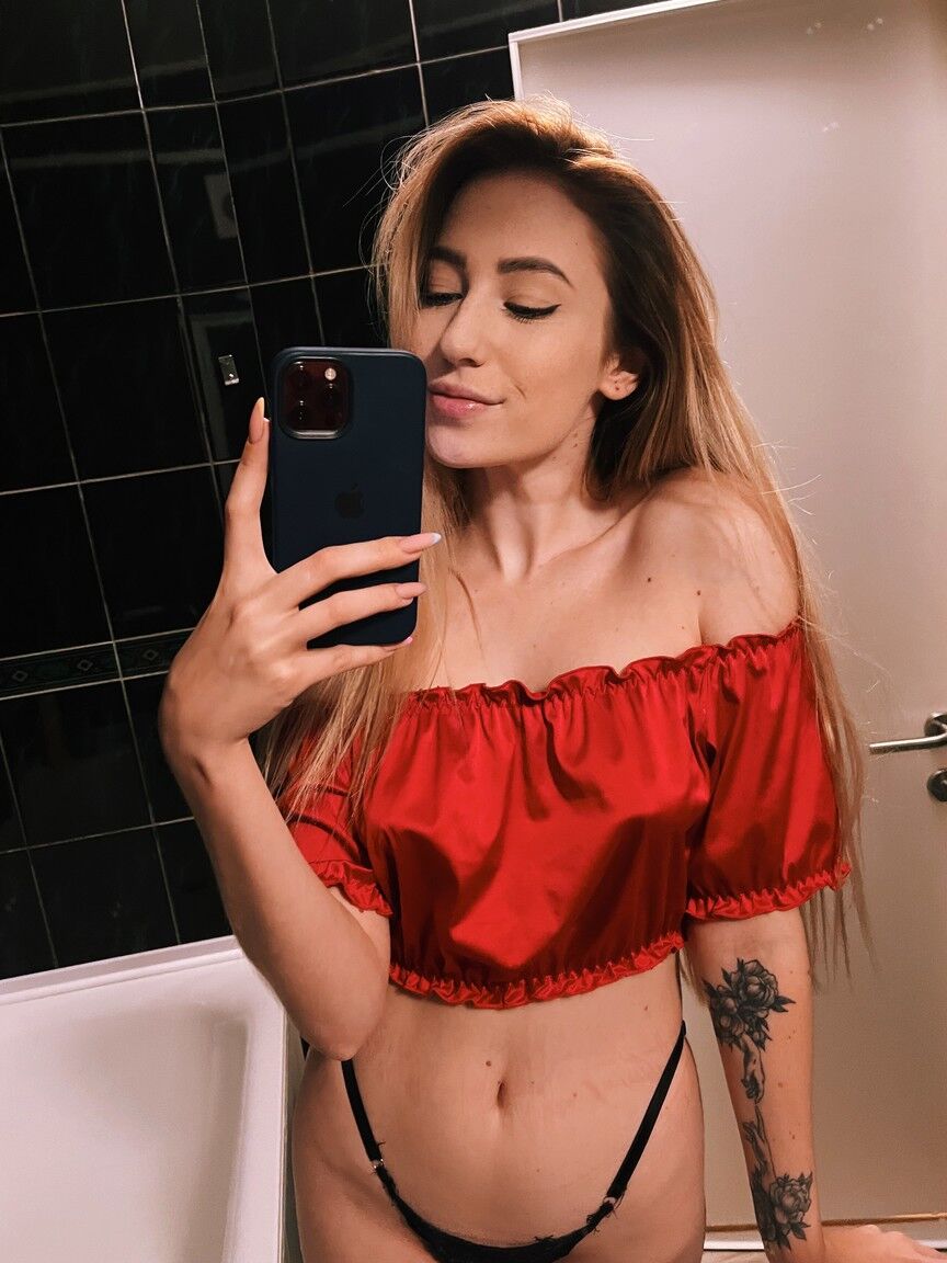 19P Beautiful babe Lindsie posing and stripping in her lingerie selfie compilation