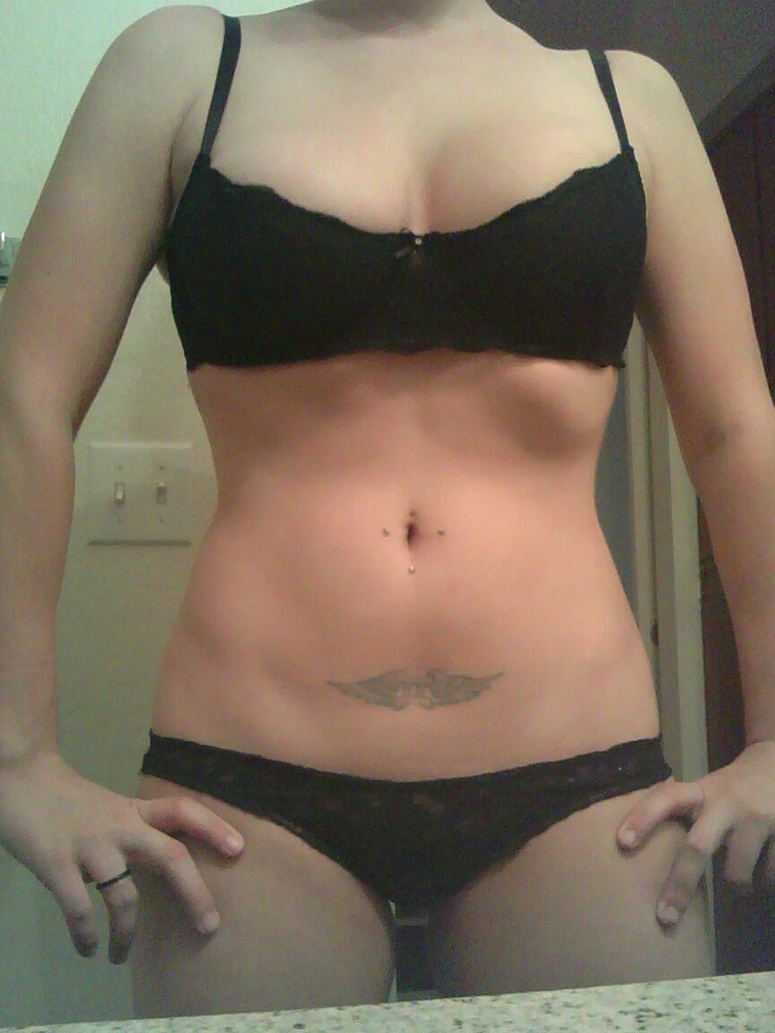 15P Danielle, amatrice blonde aux gros seins, prend des selfies coquins dans la maison