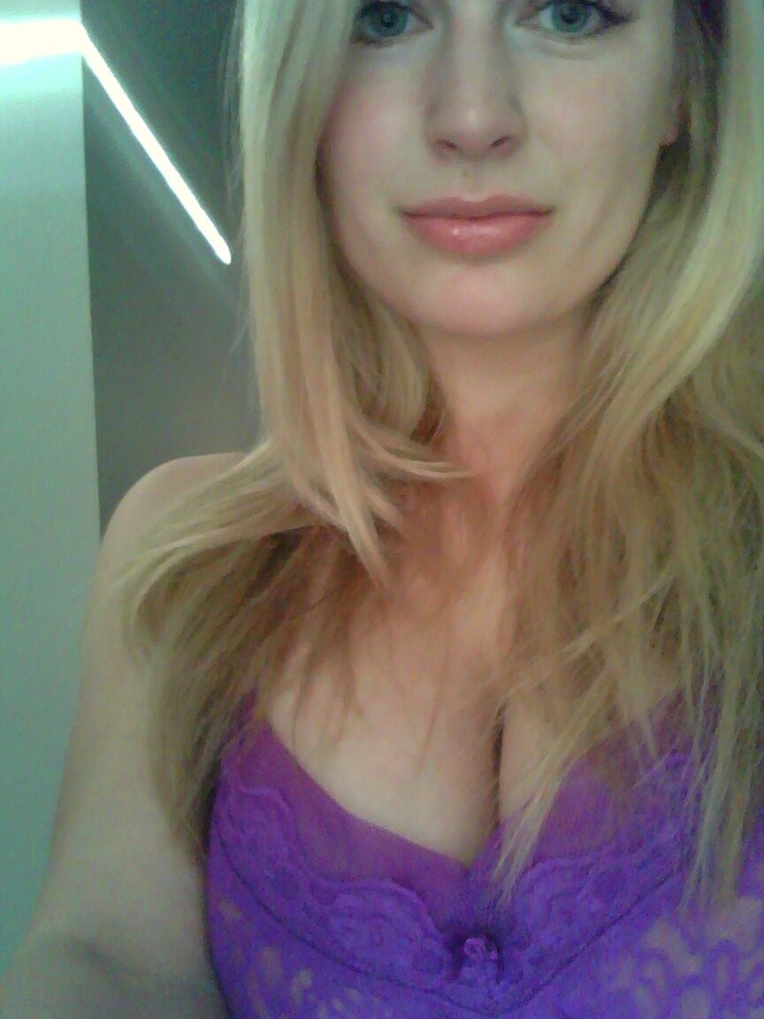 15P Danielle, amatrice blonde aux gros seins, prend des selfies coquins dans la maison