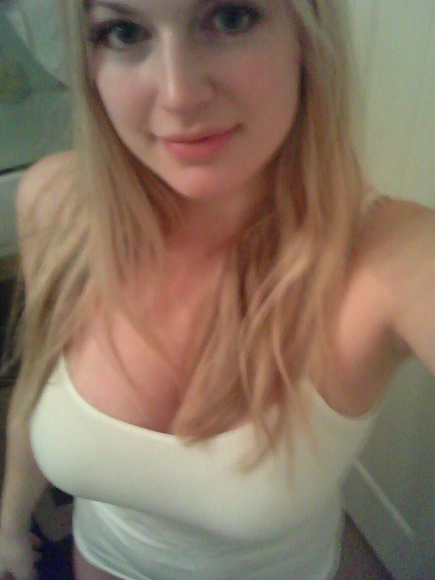 15P Danielle, amatrice blonde aux gros seins, prend des selfies coquins dans la maison