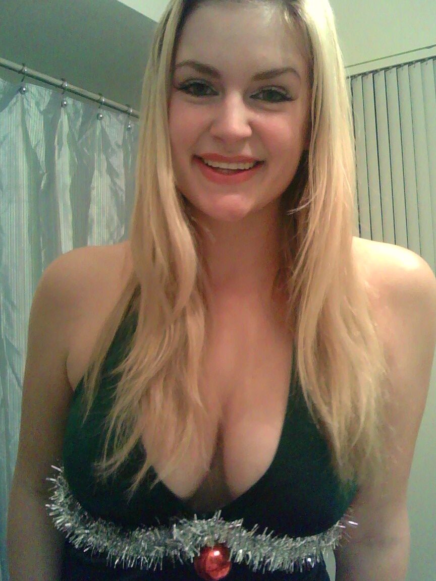 15P Danielle, amatrice blonde aux gros seins, prend des selfies coquins dans la maison