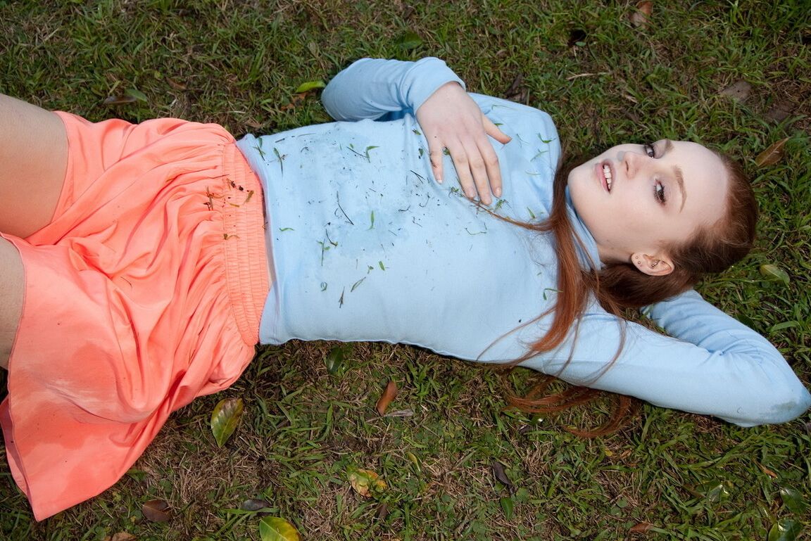 12P La impresionante joven pelirroja Sarah Rupe mostrando una falda bajo la falda en bragas blancas al aire libre