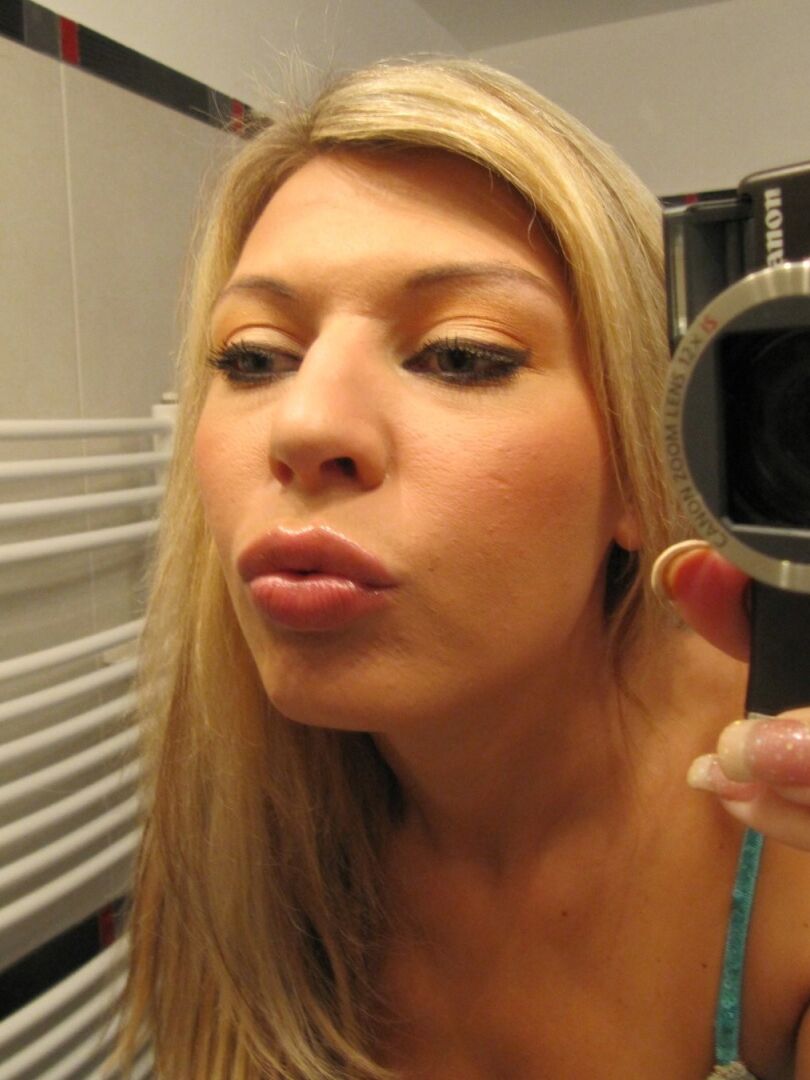 15P Blonde girl gets totally naked while taking selfies in a mirror