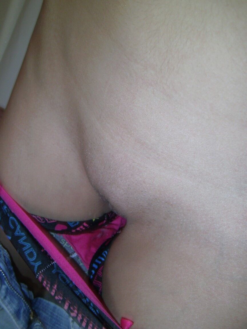 16P Die zierliche blonde Amateurin Elle stellt ihre kleinen Teenie-Titten zur Schau