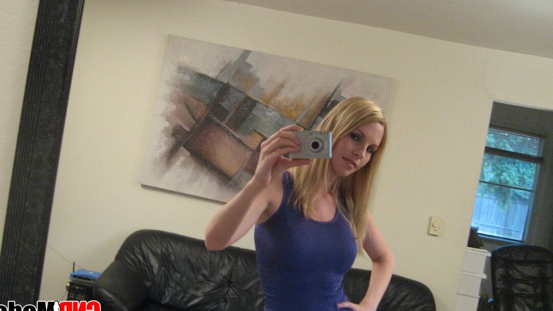 12P Linda adolescente rubia se toma fotos en el espejo