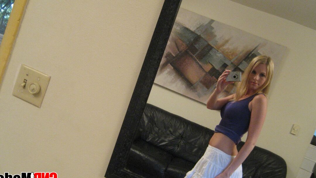 12P Linda adolescente rubia se toma fotos en el espejo