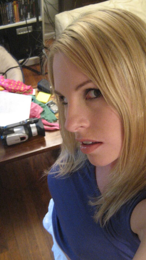 12P Linda adolescente rubia se toma fotos en el espejo