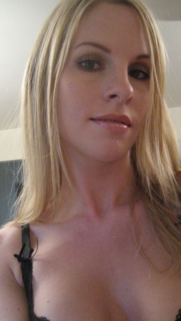 12P Linda adolescente rubia se toma fotos en el espejo