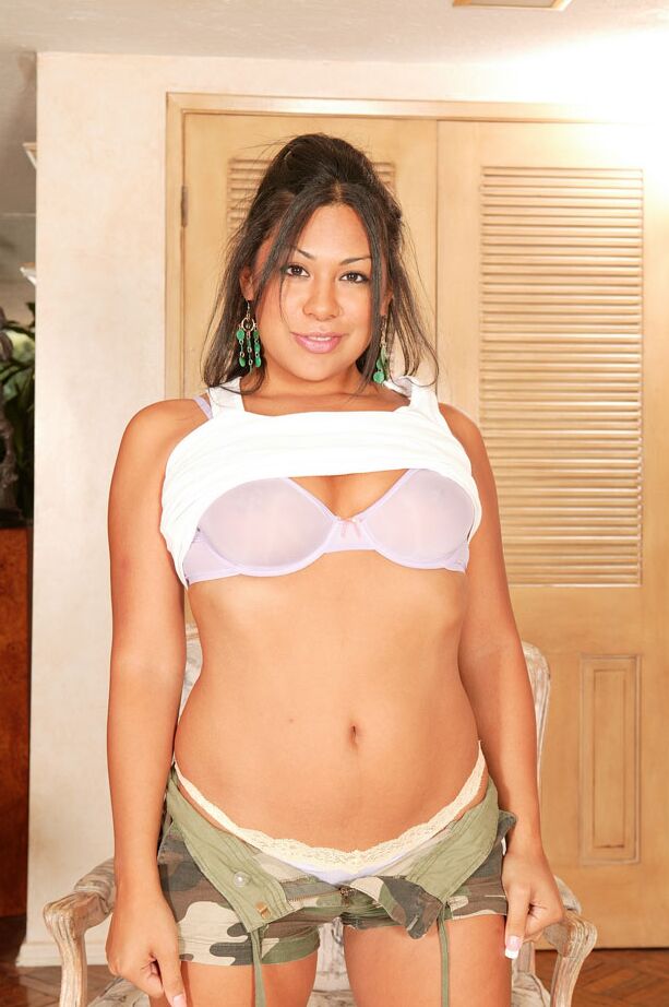 21P Cassandra Cruz, une MILF latina courte, enlève son short militaire.