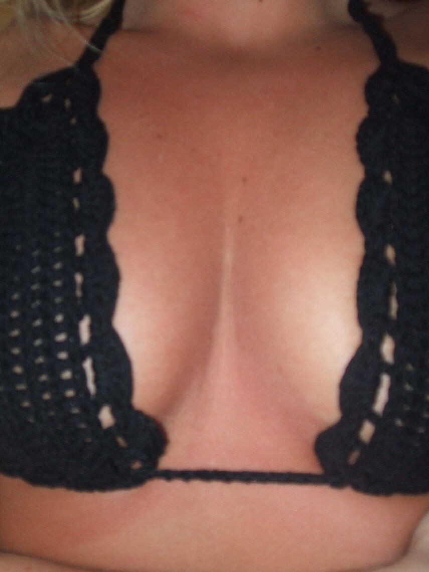 12P Uma Monroe com muito tesão mostra seu minúsculo biquíni de renda