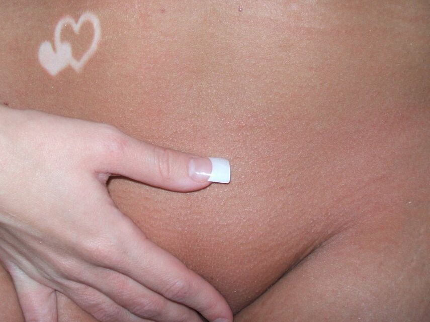 12P Uma Monroe com muito tesão mostra seu minúsculo biquíni de renda