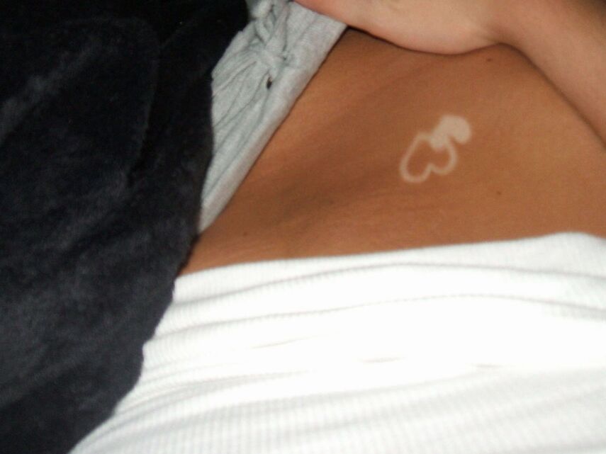 12P Teen cubre su apretado coño solo con su mano