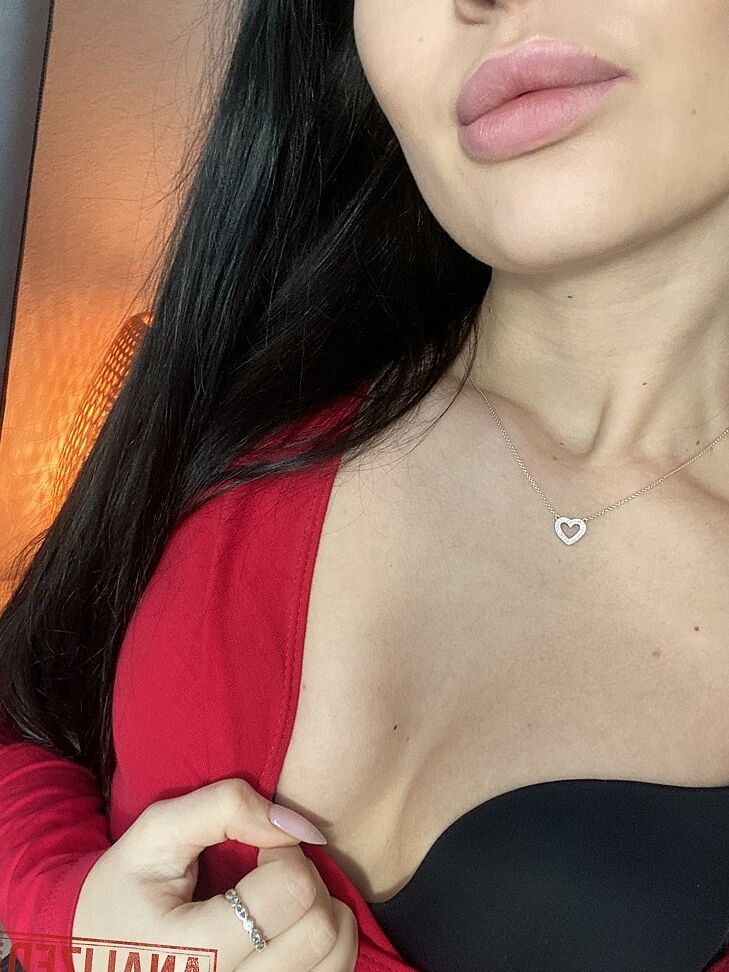 20P Adolescente russo com lábios sensuais tira selfies enquanto se despe