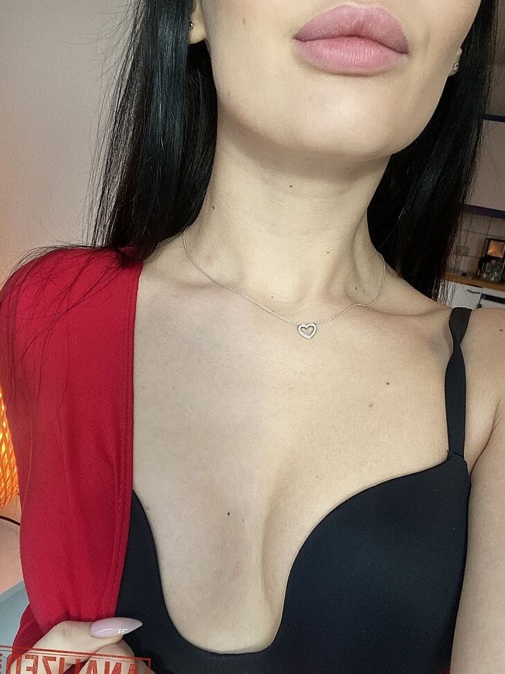 20P Adolescente russo com lábios sensuais tira selfies enquanto se despe