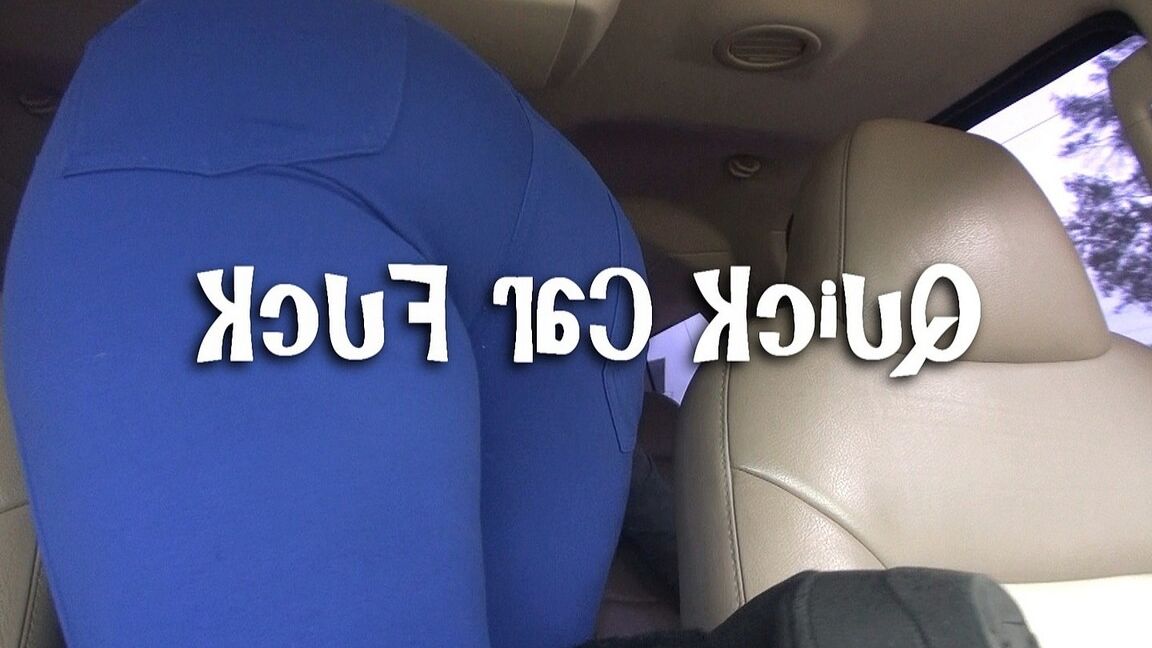 21P Loira excitada MILF Dee Siren revela sua bunda cheia de bolhas e chupa uma maçaneta em um carro