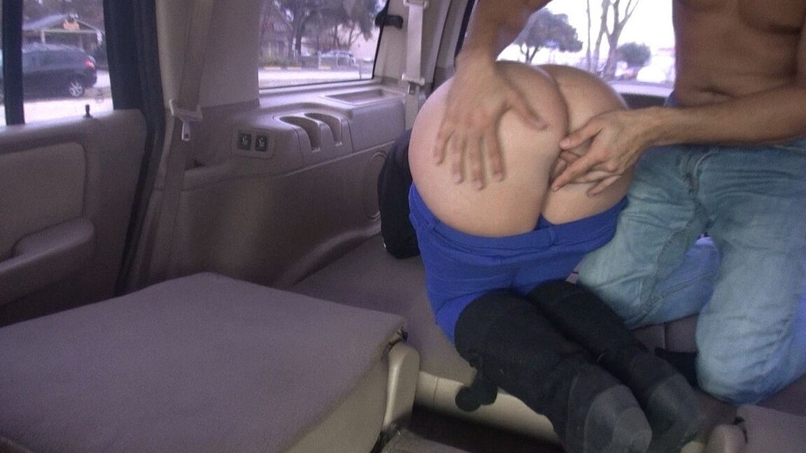 21P Loira excitada MILF Dee Siren revela sua bunda cheia de bolhas e chupa uma maçaneta em um carro