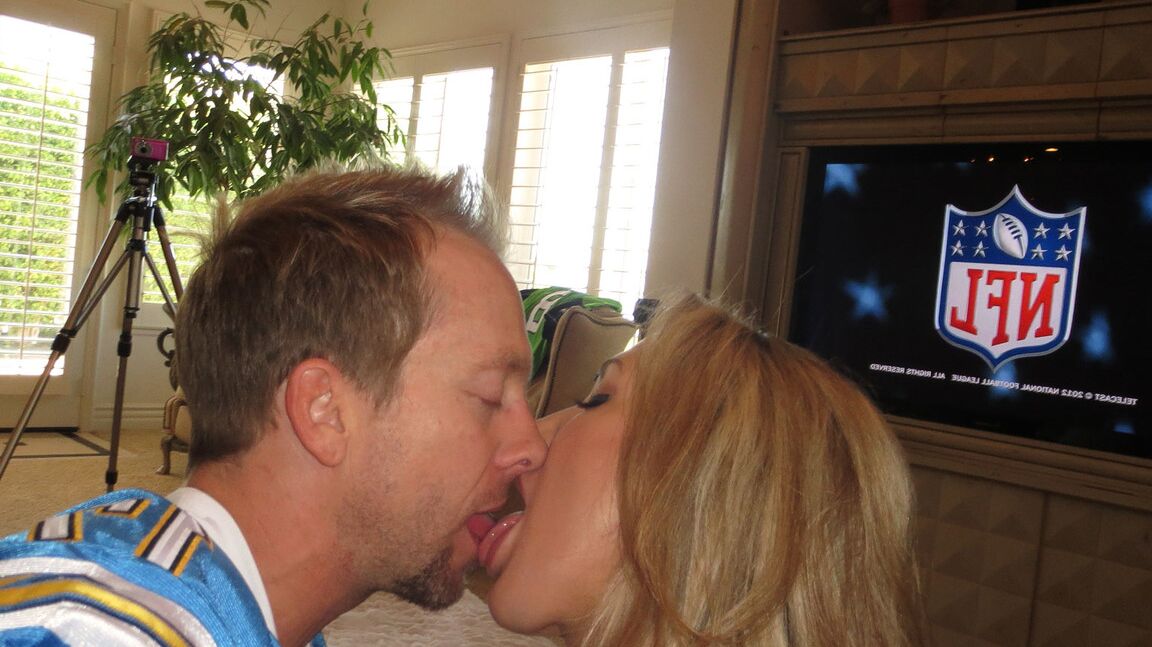 17P Garota pornô com tesão Brandi Love exibe sua buceta e sopra um belo pau