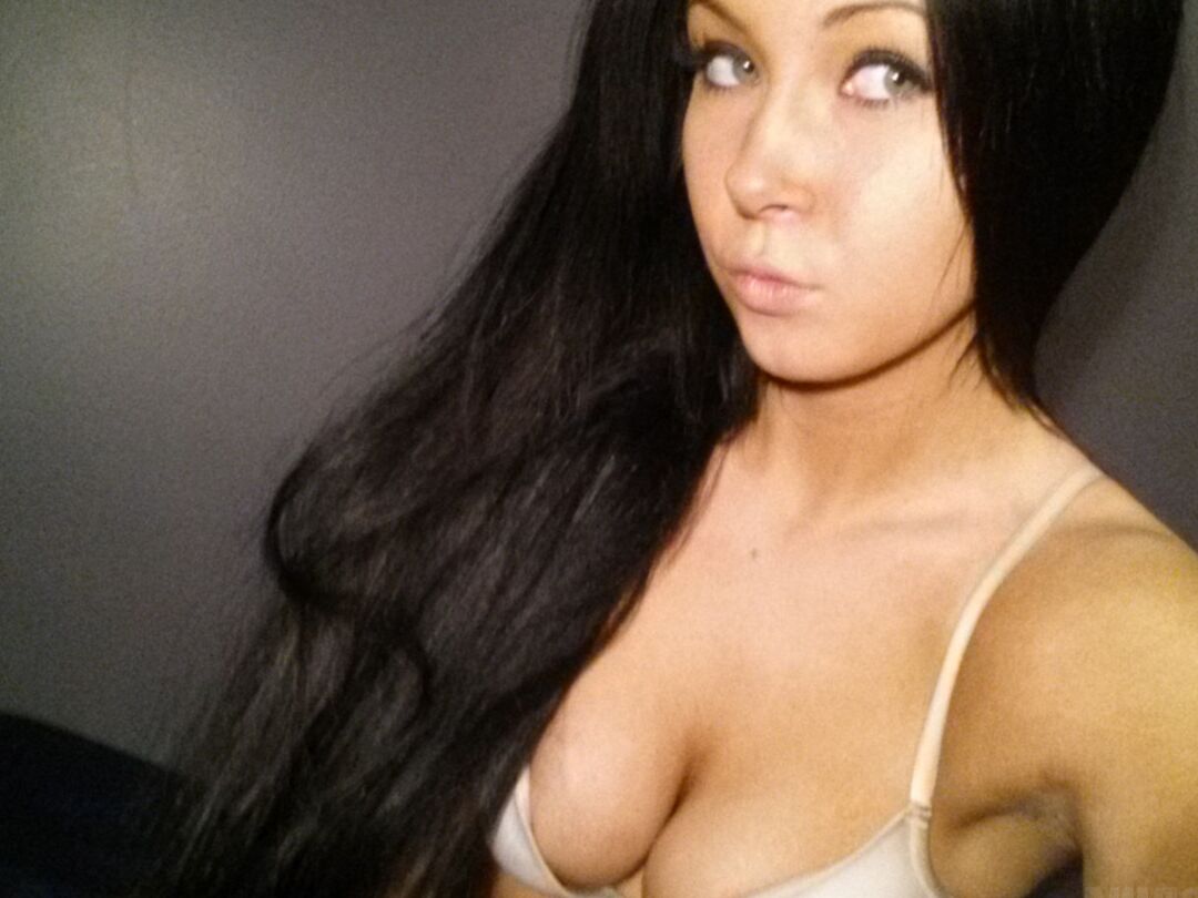 15P La adolescente amateur Sabrina Sins luce el pelo largo mientras se toma selfies reveladoras