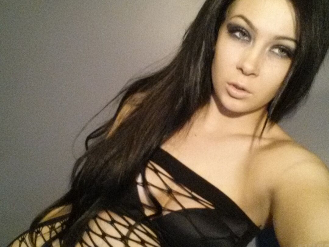 15P La adolescente amateur Sabrina Sins luce el pelo largo mientras se toma selfies reveladoras