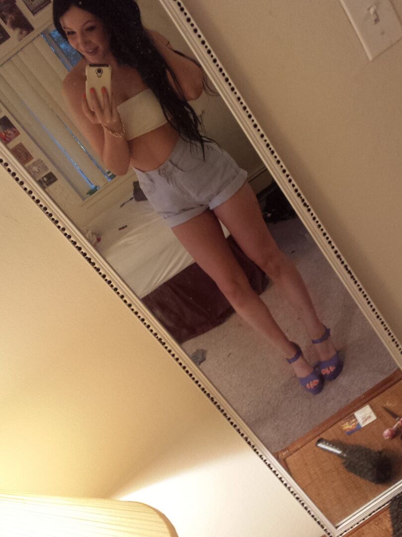 15P La adolescente amateur Sabrina Sins luce el pelo largo mientras se toma selfies reveladoras