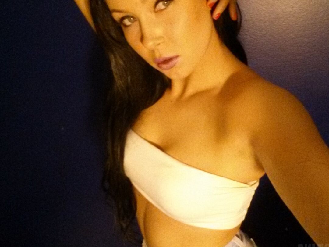 15P La adolescente amateur Sabrina Sins luce el pelo largo mientras se toma selfies reveladoras