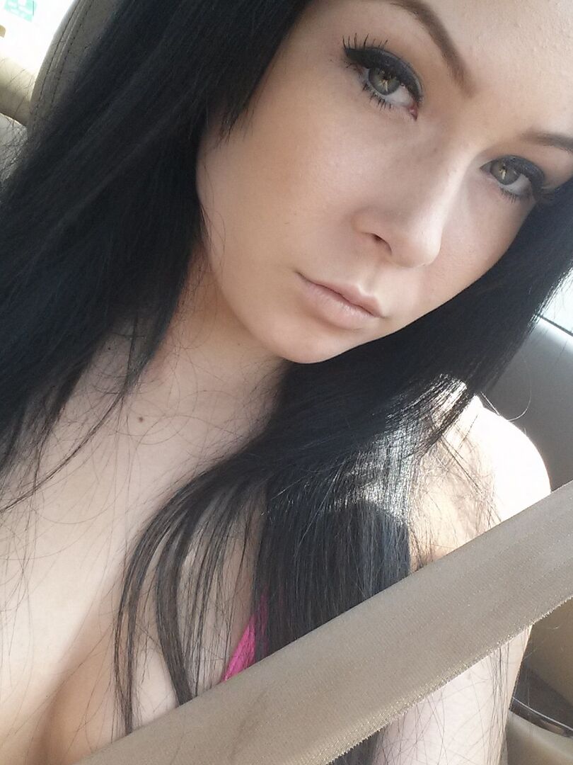 15P La adolescente amateur Sabrina Sins luce el pelo largo mientras se toma selfies reveladoras